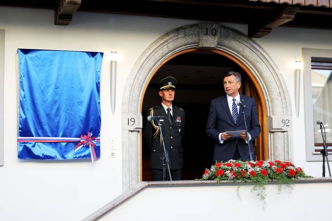 Predsednik Pahor na slovesnosti ob odkritju spominske plošče Ivanu Omanu